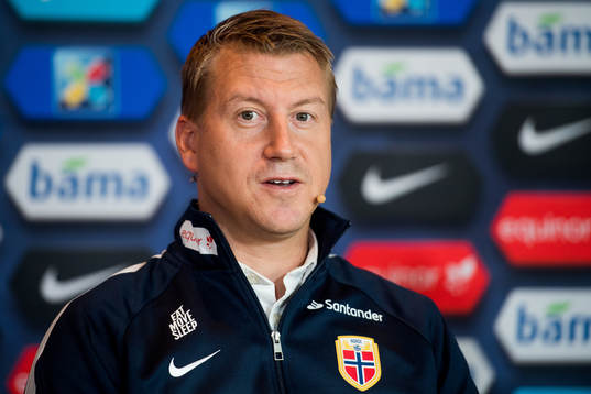 Leif Gunnar Smerud, coach of Norway U21, presents the U21