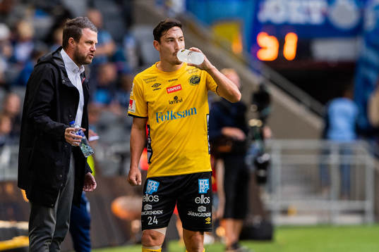 Elfsborgs Stefan Ishizaki dricker vatten