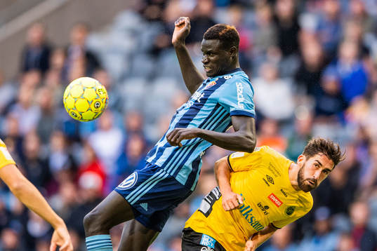 Djurgårdens Aliou Badji och Elfsborgs Frederik Holst i en