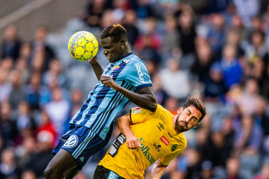Djurgårdens Aliou Badji och Elfsborgs Frederik Holst i en