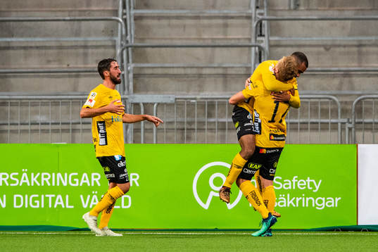 Elfsborgs Alex Dyer blir omkramad av Per Frick