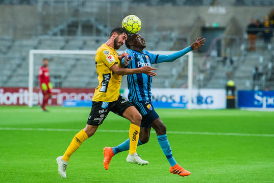 Djurgårdens Edward Chilufya i en duell med Elfsborgs