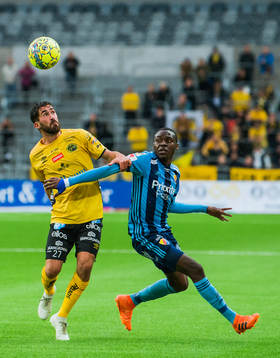 Djurgårdens Edward Chilufya i en duell med Elfsborgs