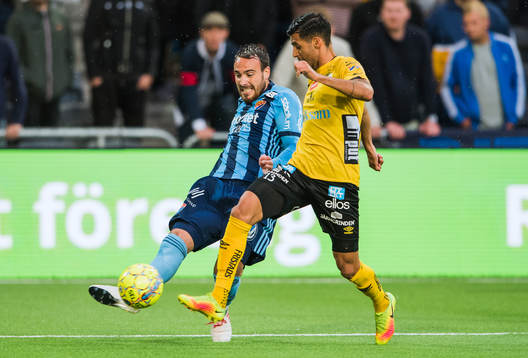 Djurgårdens Dzenis Kozica i en duell med Elfsborgs Rami