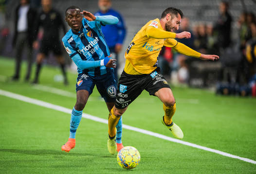 Djurgårdens Edward Chilufya i en duell med Elfsborgs Emir