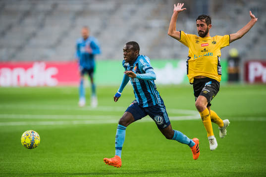 Djurgårdens Edward Chilufya i en duell med Elfsborgs