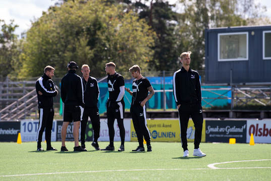 Halmstads spelare inspekterar planen