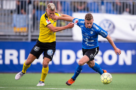 Frejs Martin Falkeborn i en duell med Halmstads Gabriel