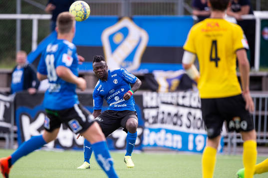 Halmstads Thomas Boakye med ett skott