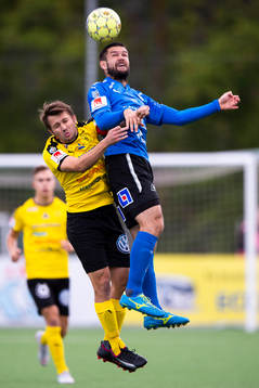 Halmstads Ivo Pekalski i en nickduell med Frejs Adam Gradén
