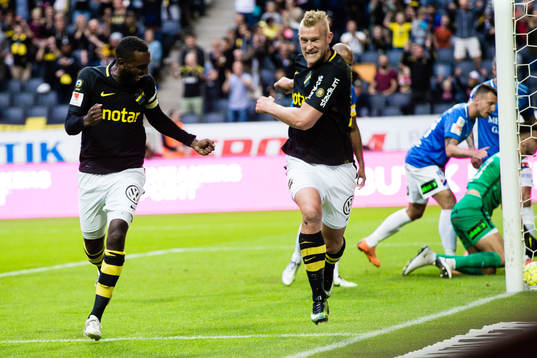 s Robin Jansson jublar med Henok Goitom