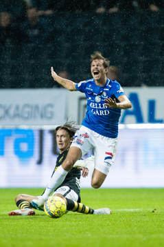 Trelleborgs Sebastian Ohlsson faller i kamp om bollen med