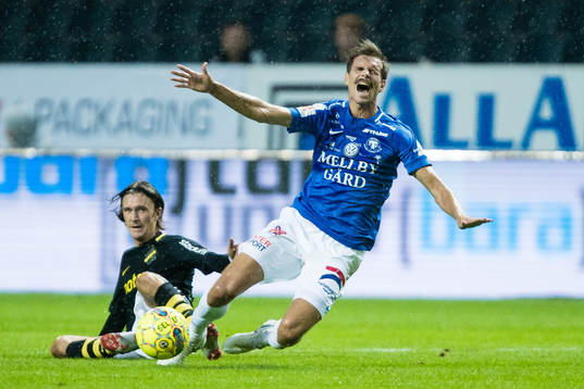 Trelleborgs Sebastian Ohlsson faller i kamp om bollen med