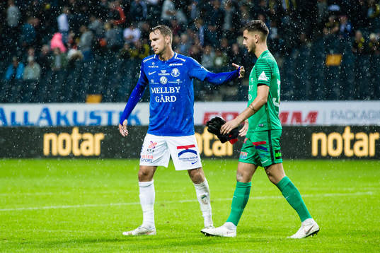 Trelleborgs Jasmin Sudic deppar med målvakt Marko Johansson