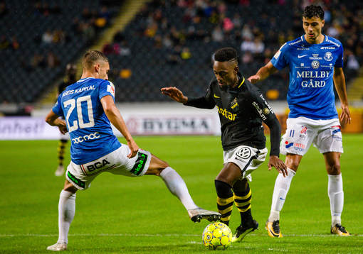 s Heradi Rashidi i en duell med Trelleborgs Felix Hörberg