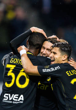 s Kristoffer Olsson och Tarik Elyounoussi jublar med Henok