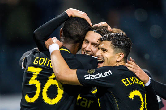 s Kristoffer Olsson och Tarik Elyounoussi jublar med Henok