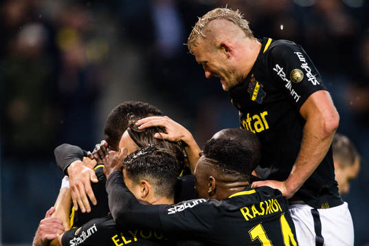 s Robin Jansson jublar med Henok Goitom
