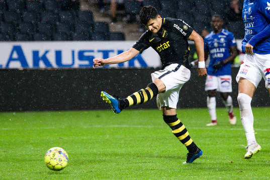 s  Tarik Elyounoussi med målchans