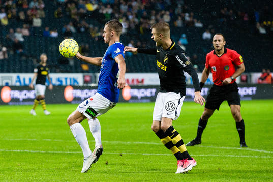 s Rasmus Lindkvist i en misstänkt handssituation
