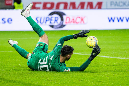 Trelleborgs målvakt Marko Johansson med en räddning
