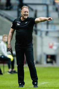 Trelleborgs tränare Patrick Winqvist gestikulerar