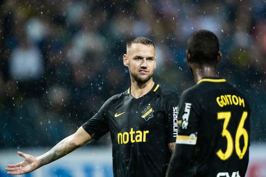 s Alexander Milosevic i samtal med Henok Goitom