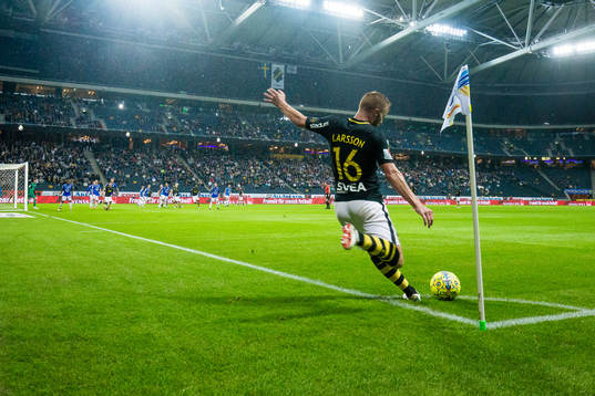s Sebastian Larsson med en hörnspark