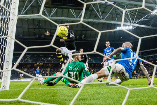s Henok Goitom gör 2-0 bakom Trelleborgs målvakt Marko