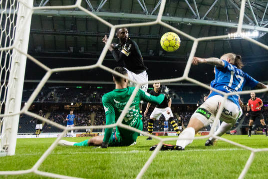 s Henok Goitom gör 2-0 bakom Trelleborgs målvakt Marko