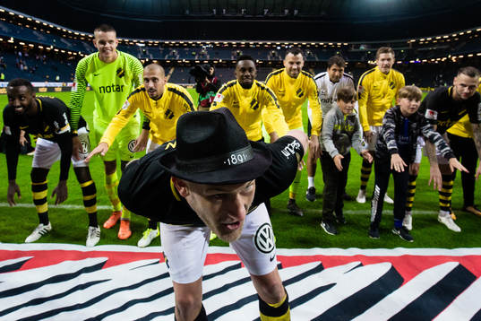 s Robin Jansson jublar med lagkamrater