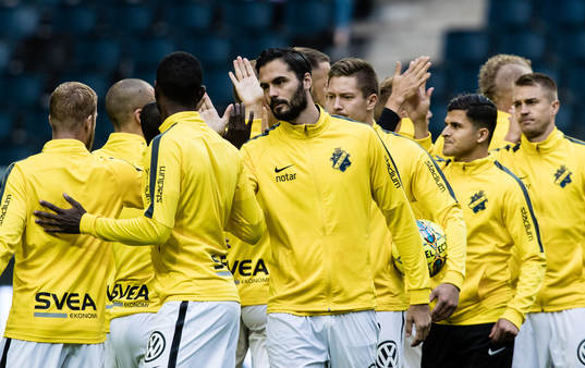 s Denni Avdic med lagkamrater innan fotbollsmatchen i