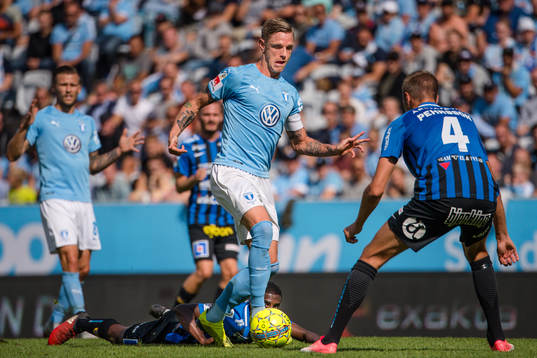 Malmö FFs Sören Rieks i en kamp mot Sirius Mohammed Saeid