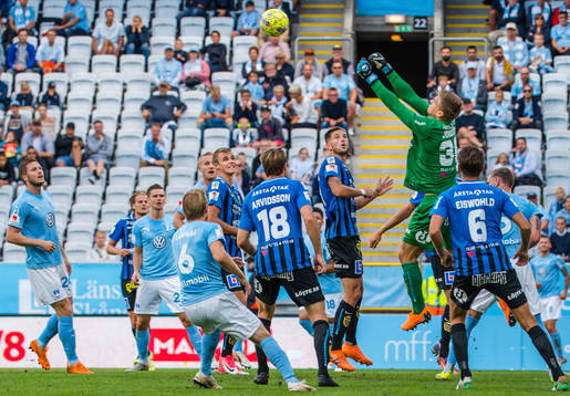 Sirius målvakt Lukas Jonsson med en räddning