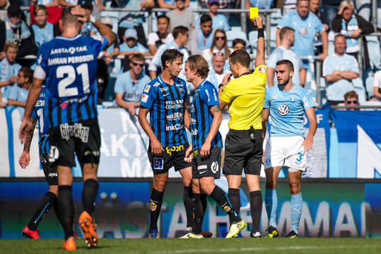 Malmö FFs Egzon Binaku får en varning