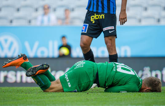 Sirius målvakt Lukas Jonsson har ont