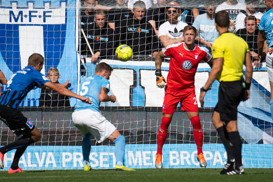 Malmö FFs Eric Larsson nickar undan framför målvakt