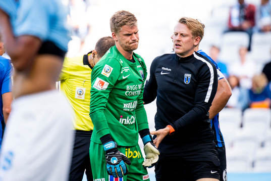 Sirius målvakt Lukas Jonsson ses till