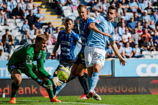 Malmö FFs Marcus Antonsson oroar framför Sirius målvakt