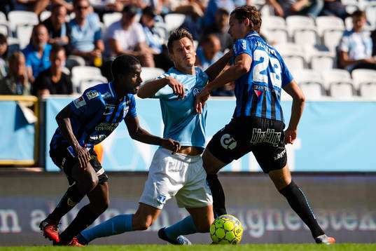 Malmö FFs Markus Rosenberg i en kamp mot Sirius Philip