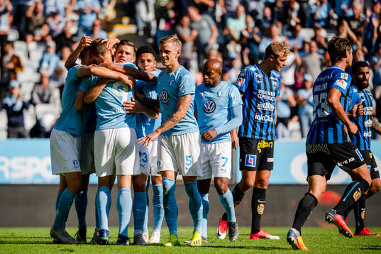 Malmö FFs  spelare jublar med Markus Rosenberg