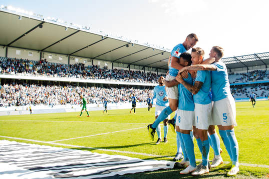 Malmö FFs  spelare jublar med Romain Gall