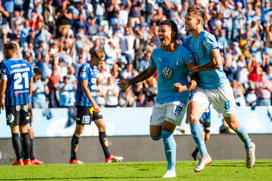 Malmö FFs  Romain Gall och Arnór Ingvi Traustason  jublar