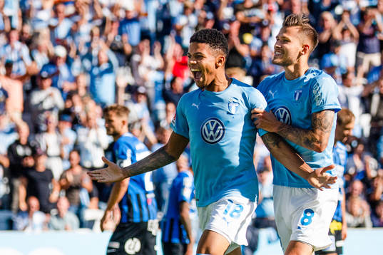 Malmö FFs  Romain Gall och Arnór Ingvi Traustason  jublar