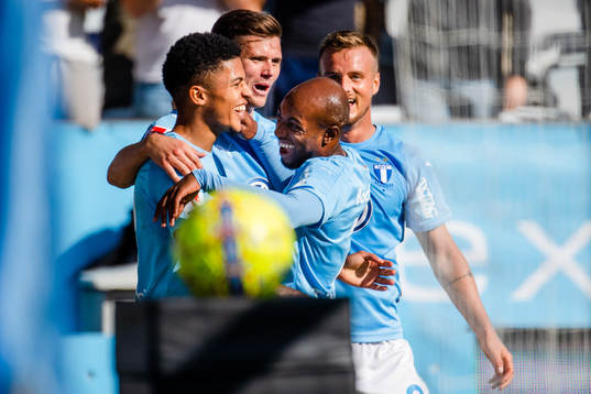 Malmö FFs  Romain Gall jublar med Arnór Ingvi Traustason