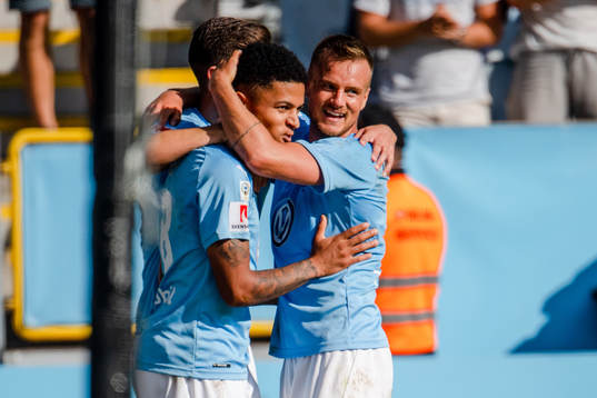 Malmö FFs  Romain Gall jublar med Eric Larsson