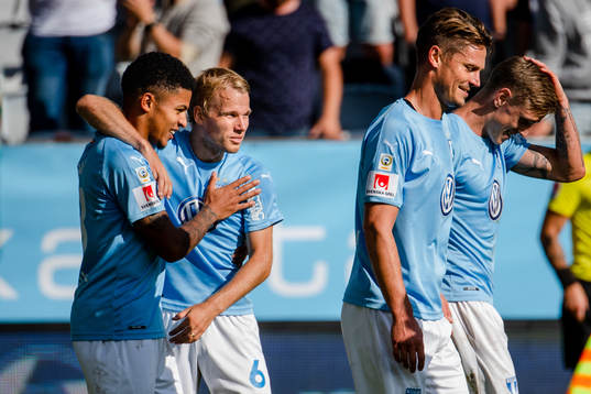 Malmö FFs Romain Gall jublar med Oscar Lewicki , Markus