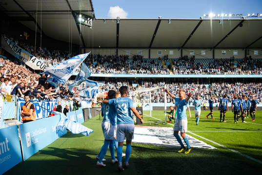 Malmö FFs  spelare jublar med Anders Christiansen