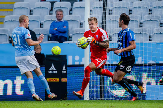 Malmö FFs  målvakt Johan Dahlin i en duell med  Sirius