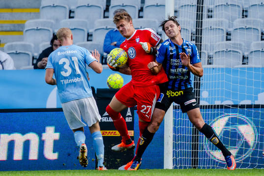 Malmö FFs  målvakt Johan Dahlin i en duell med  Sirius